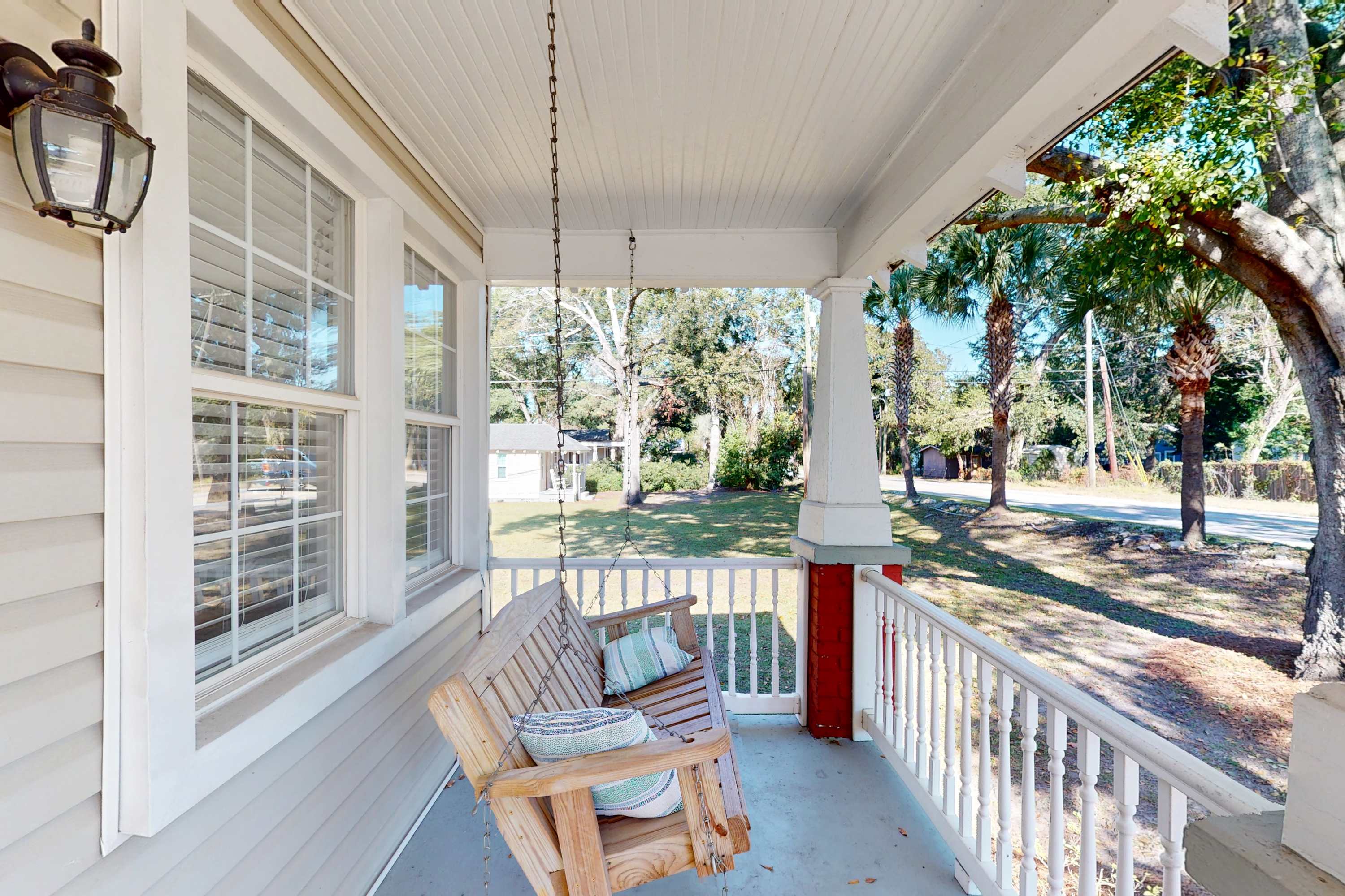 Family-Friendly Charming Combo Bungalow w/ WiFi