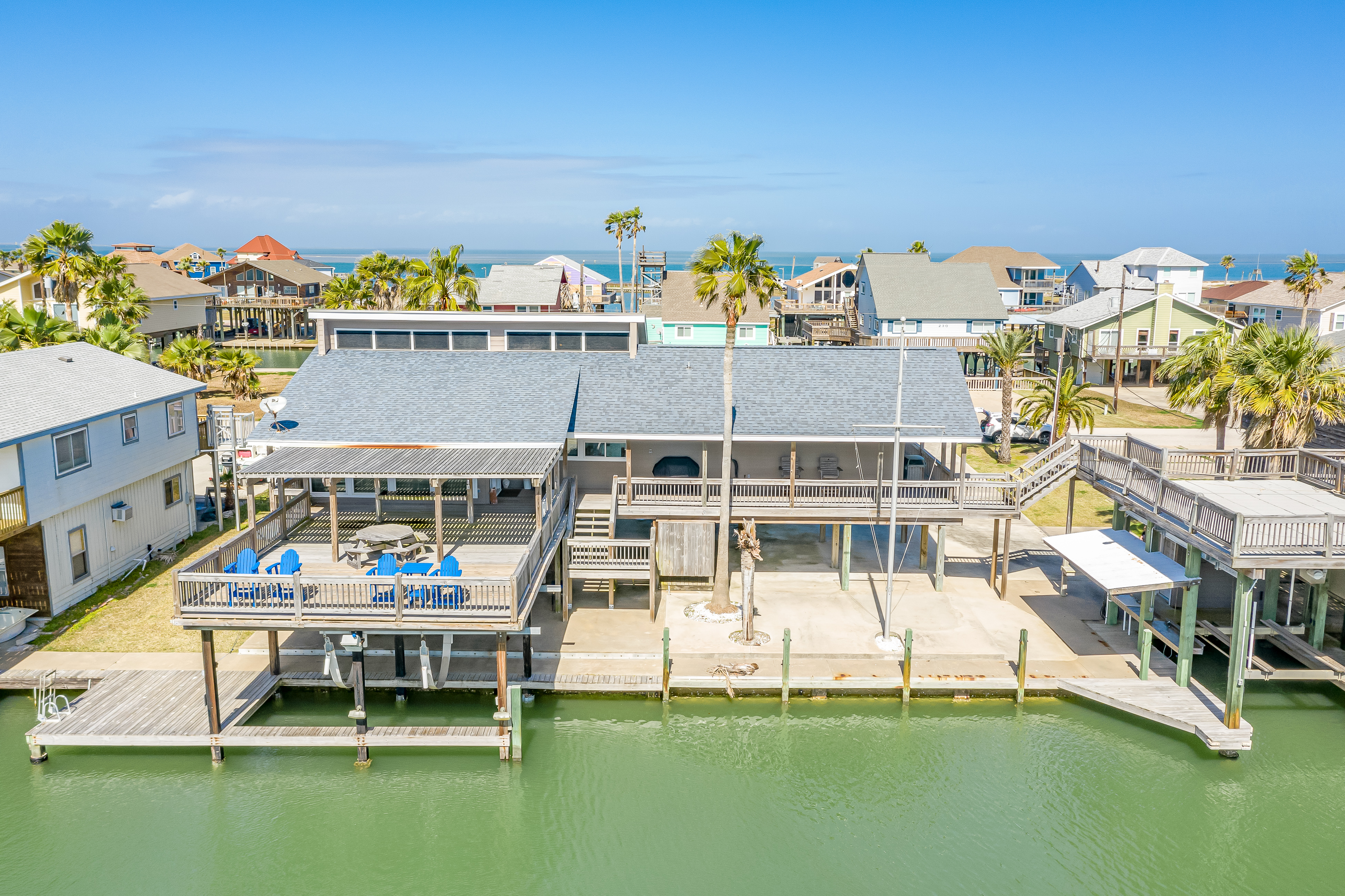 Amazing Bayfront, Private Dock, & Huge Deck
