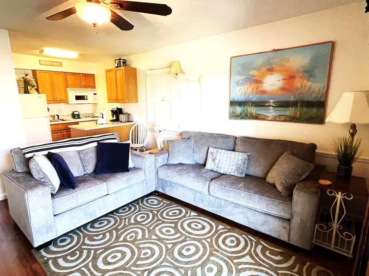 Breakers Villa 221 - Walk to Beach, Shops and Dining