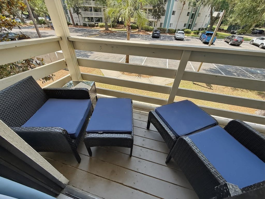 Enjoy sunrise views and sandy shores at this Folly Field Beach retreat. This 2nd-floor villa is designed for convenience, offering self-check-in and a prime location near the island’s best seafood and bike rentals. The complex features impressive sports facilities, including pickleball and clay tennis courts. Take advantage of our seasonal promotions for long stays and enjoy the quiet atmosphere of a secure, gated neighborhood just a short walk from the Atlantic Ocean.