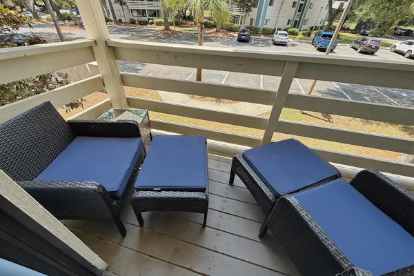 Enjoy sunrise views and sandy shores at this Folly Field Beach retreat. This 2nd-floor villa is designed for convenience, offering self-check-in and a prime location near the island’s best seafood and bike rentals. The complex features impressive sports facilities, including pickleball and clay tennis courts. Take advantage of our seasonal promotions for long stays and enjoy the quiet atmosphere of a secure, gated neighborhood just a short walk from the Atlantic Ocean.