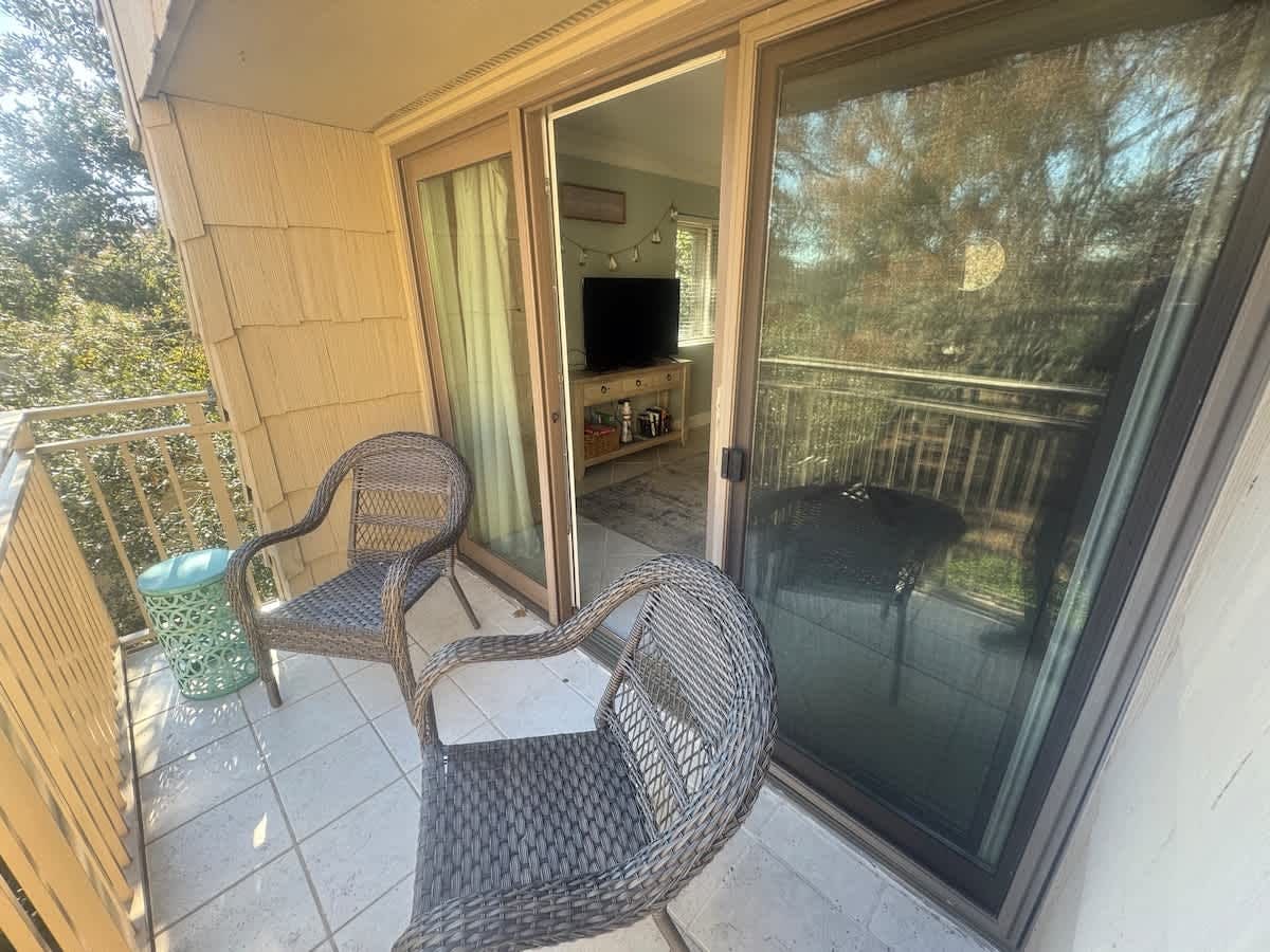 Sea Pines Top-Floor Villa | Golf & Wooded Views