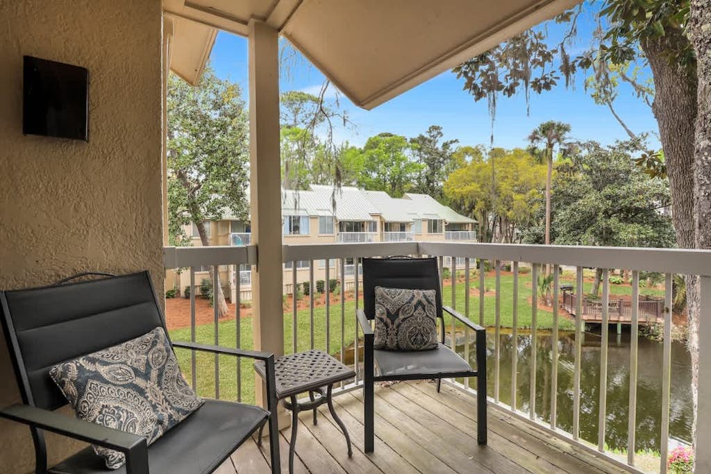 Discover coastal serenity at 713 Barrington Drive, a beautifully remodeled 1-bedroom villa in the prestigious Palmetto Dunes Beachfront Resort. Located just a two-minute stroll from the pristine sands, this second-floor retreat offers a modern, bright interior and a plush king bed. Enjoy full access to gated resort amenities, including a seasonally heated beachfront pool and hot tub. Perfectly positioned mid-island, you are steps away from world-class golf, tennis, and bike trails.
