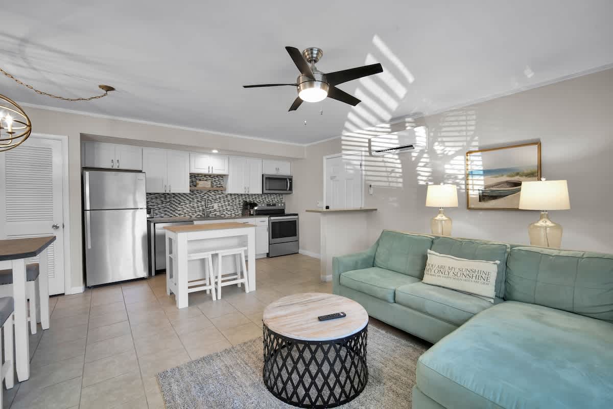 Coastal Escape D4 | Walk to Beach & Coligny Plaza