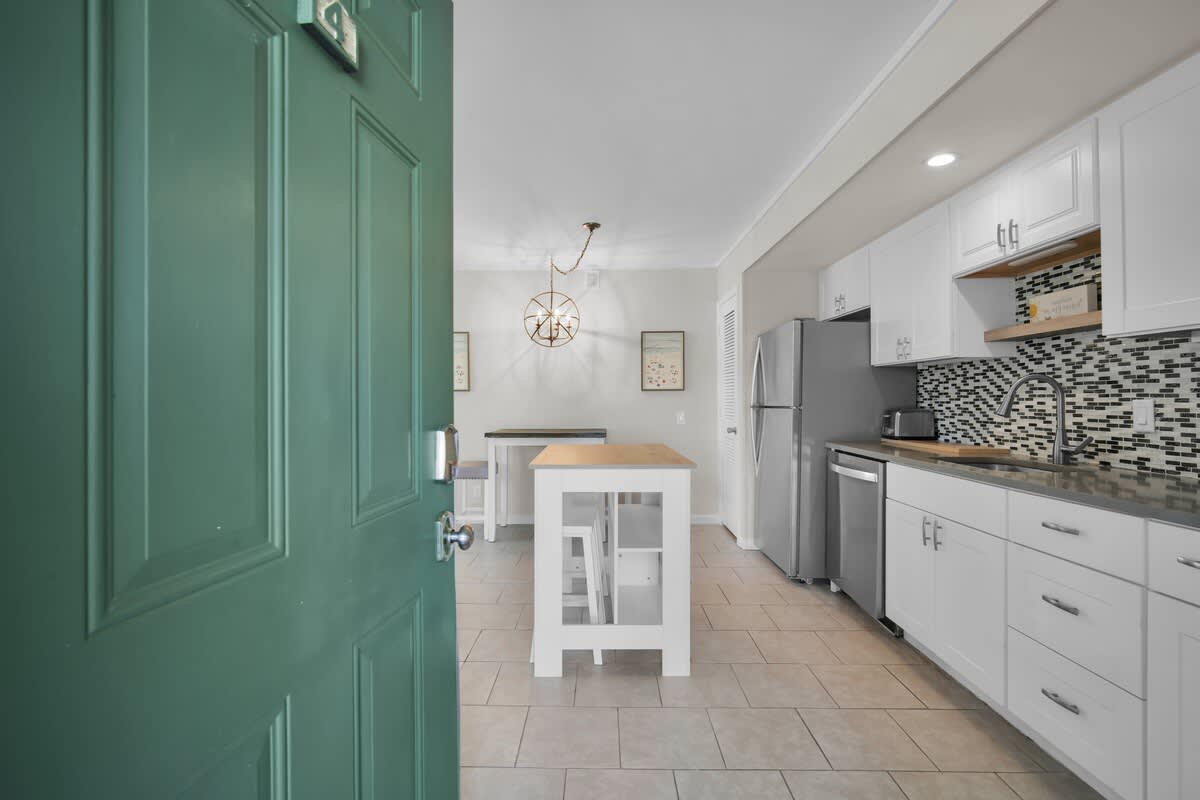 Coastal Escape D4 | Walk to Beach & Coligny Plaza