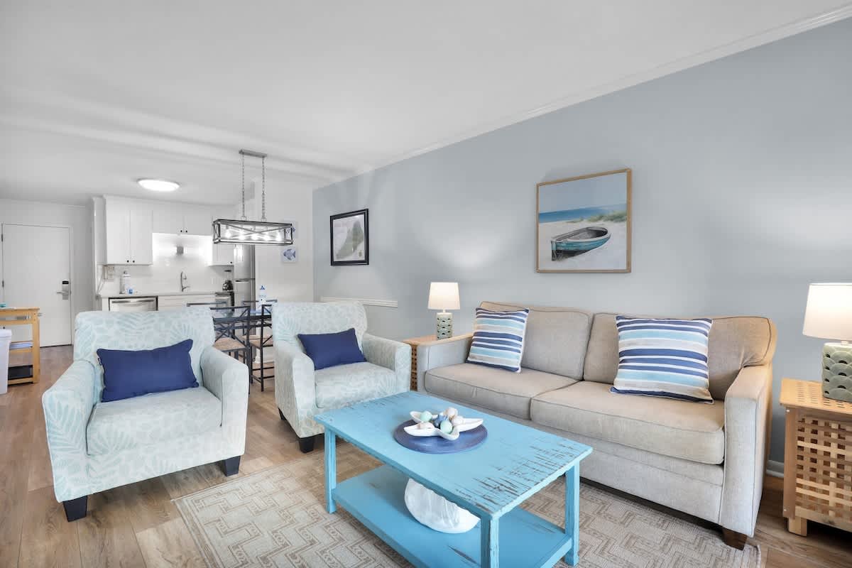 Tennis Villa D2 - 2BR Walk to Beach & Pool