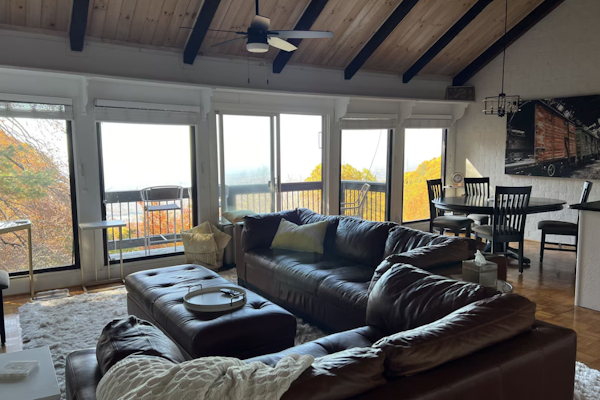 Remarkable Mountain Retreat! Breathtaking Views and Pet Friendly!