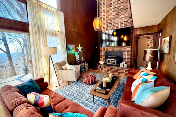 Spectacular Mountain Retreat- Serene Views!- The Groovy Groundhog