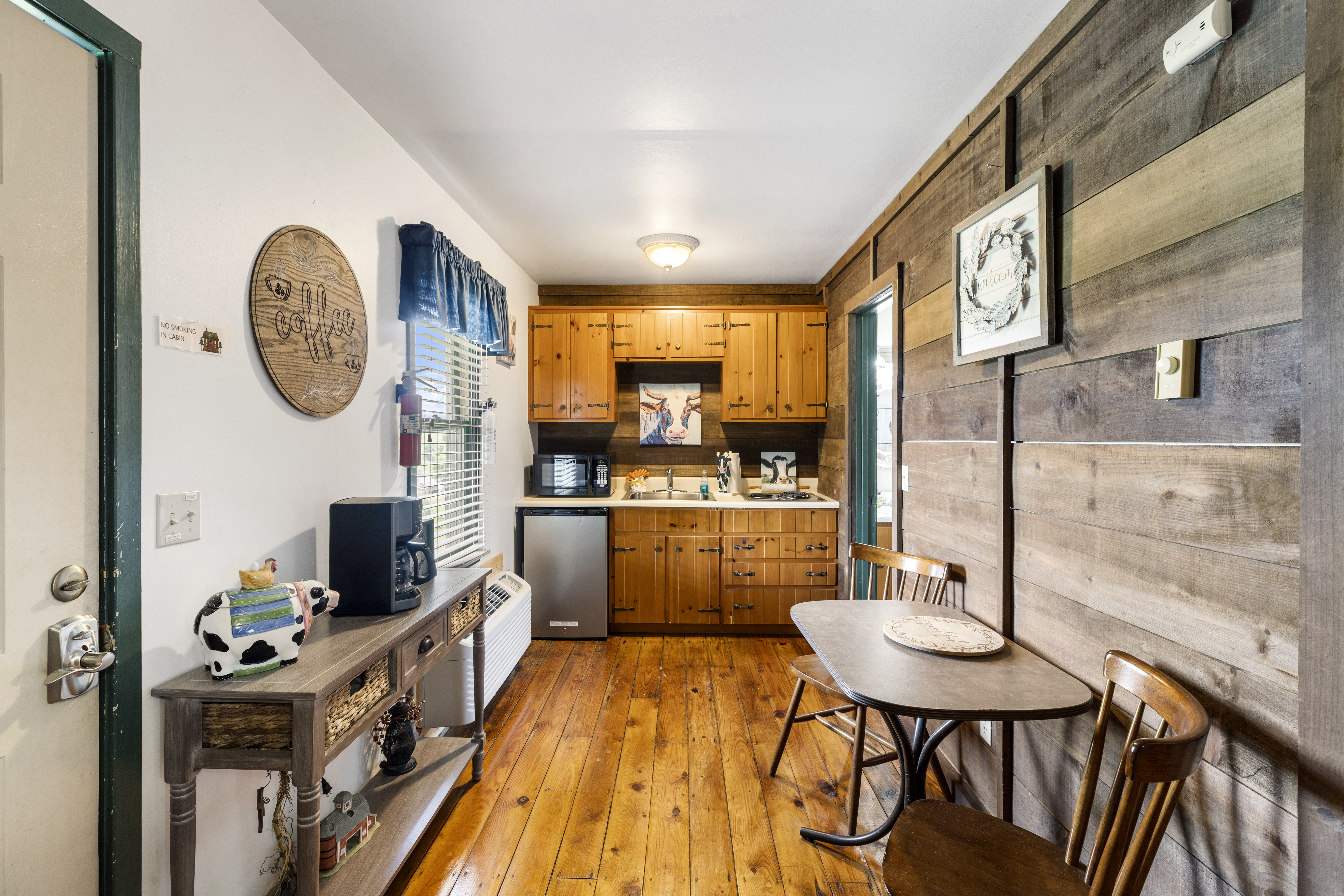 Private Mountain Nook w/ Jacuzzi - Cabin 6