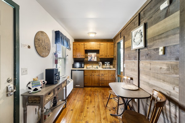 Private Mountain Nook w/ Jacuzzi - Cabin 6