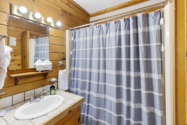 2BR Cabin with Jacuzzi and Mountain Views - Cabin 5