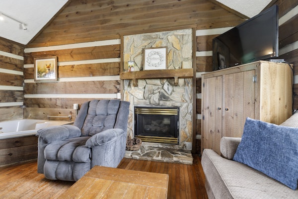 Charming Blue Ridge Cabin with Jacuzzi and Mountain Views-Cabin 2