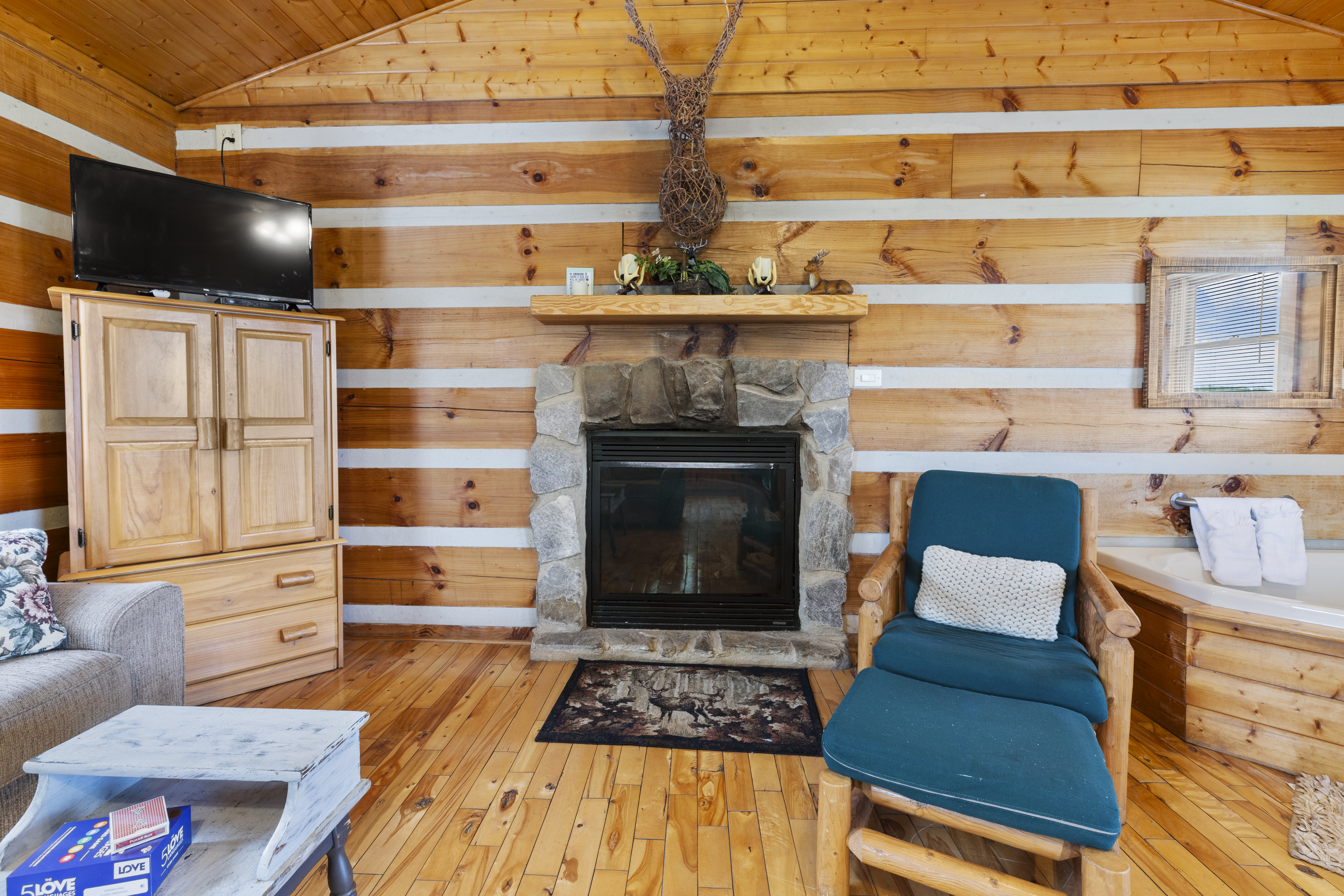 Parkway Lodge with Jacuzzi and Mountain Views!  Cabin 11