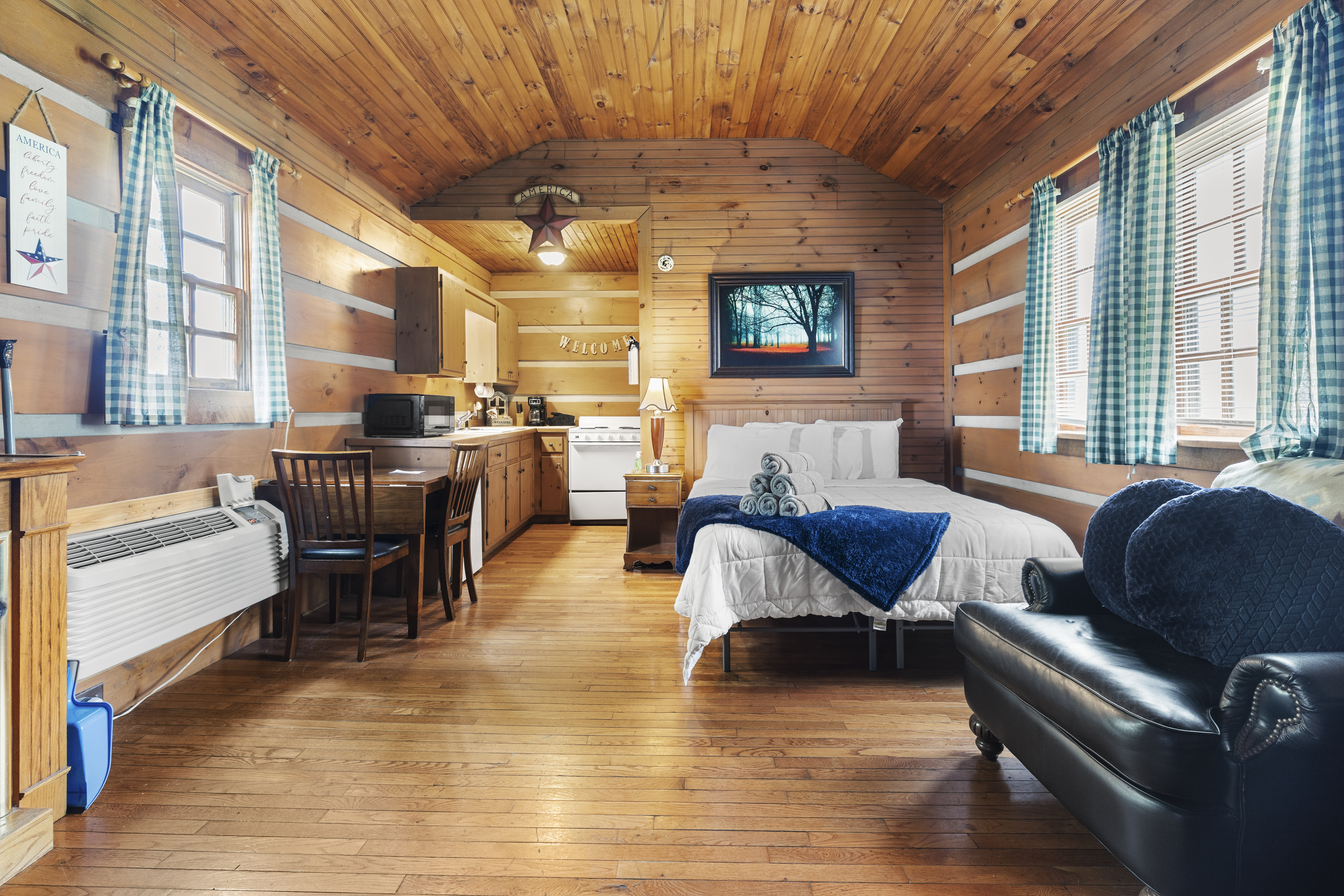 Cozy Cabin Hideaway - The Schoolhouse Cabin - Cabin 9