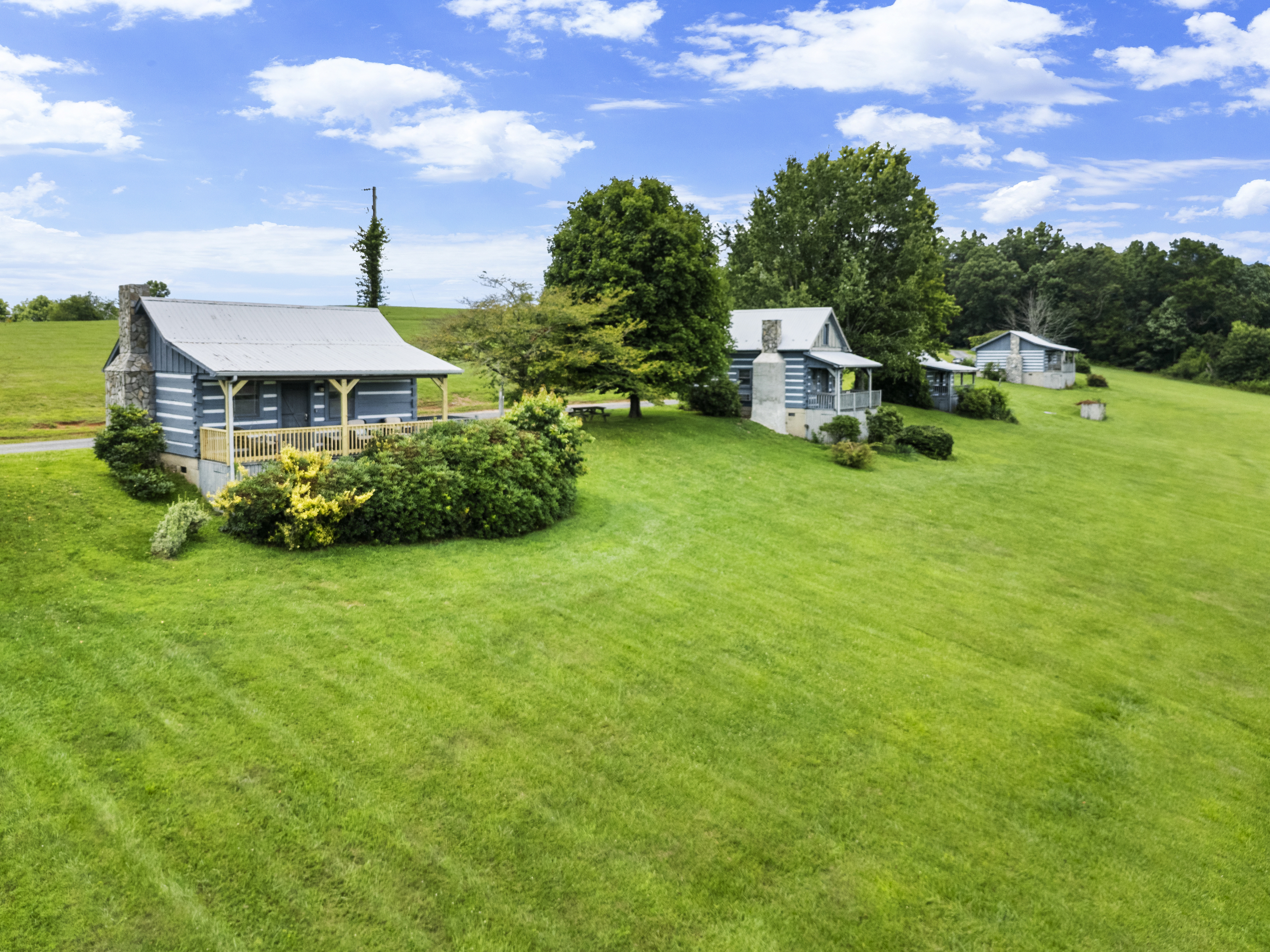 21 Acre Mountain Escape!  11 Private Cabins!  Weddings, Reunions, & Events!