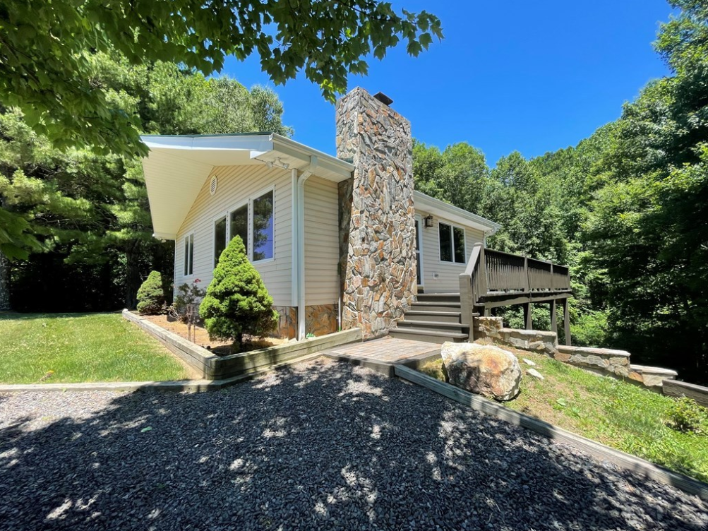 Stunning Mountain Retreat! Packed with Fun! Air Hockey Table! - Two Sisters Chalet