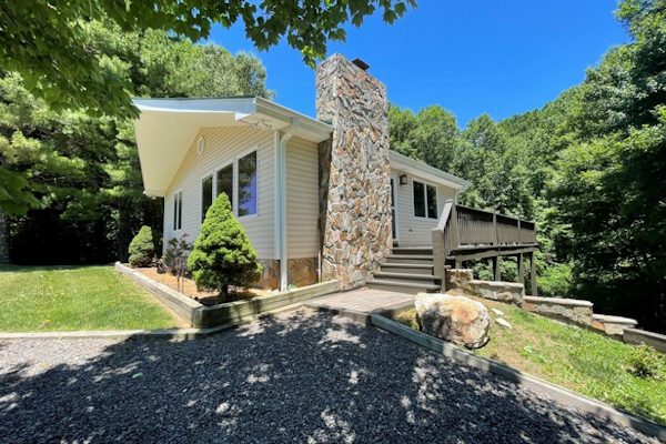 Stunning Mountain Retreat! Packed with Fun! Air Hockey Table! - Two Sisters Chalet