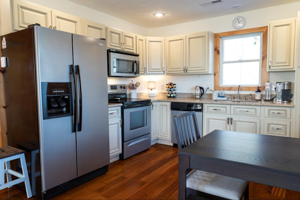 Stunning Mountain Retreat! Packed with Fun! Air Hockey Table! - Two Sisters Chalet