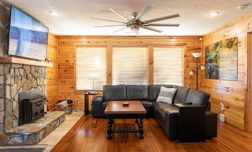 Stunning Mountain Retreat! Packed with Fun! Air Hockey Table! - Two Sisters Chalet