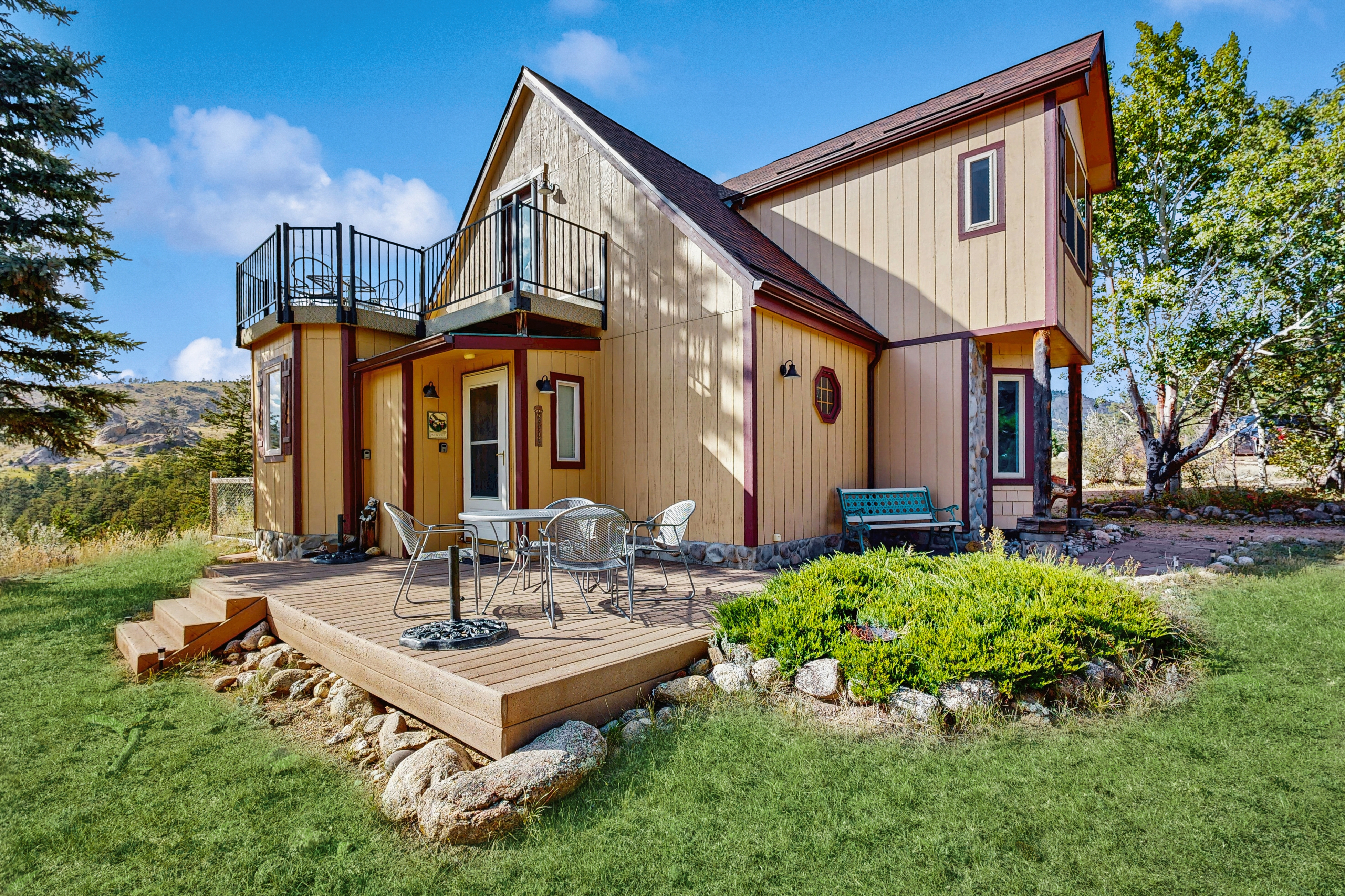 Spacious cabin with stunning views, wifi, fully stocked kitchen & W/D