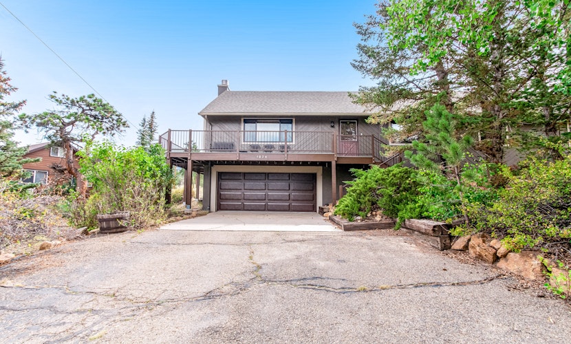 Spacious mountain home with WiFi, deck, and gorgeous views