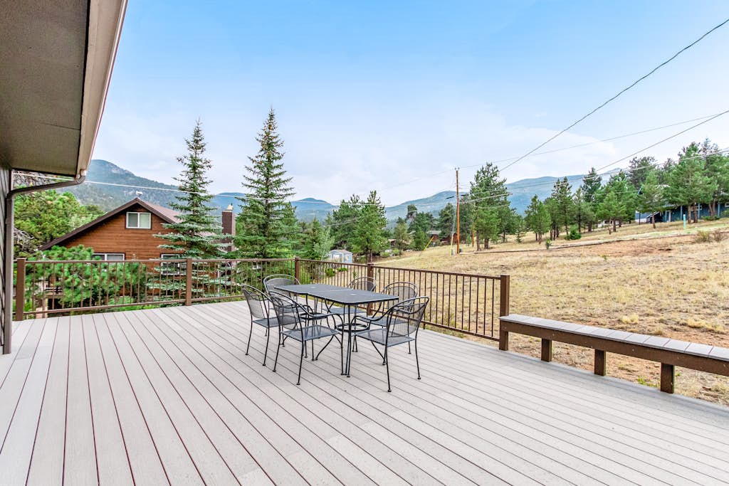 3BR with Epic Mountain Views and Huge Deck!