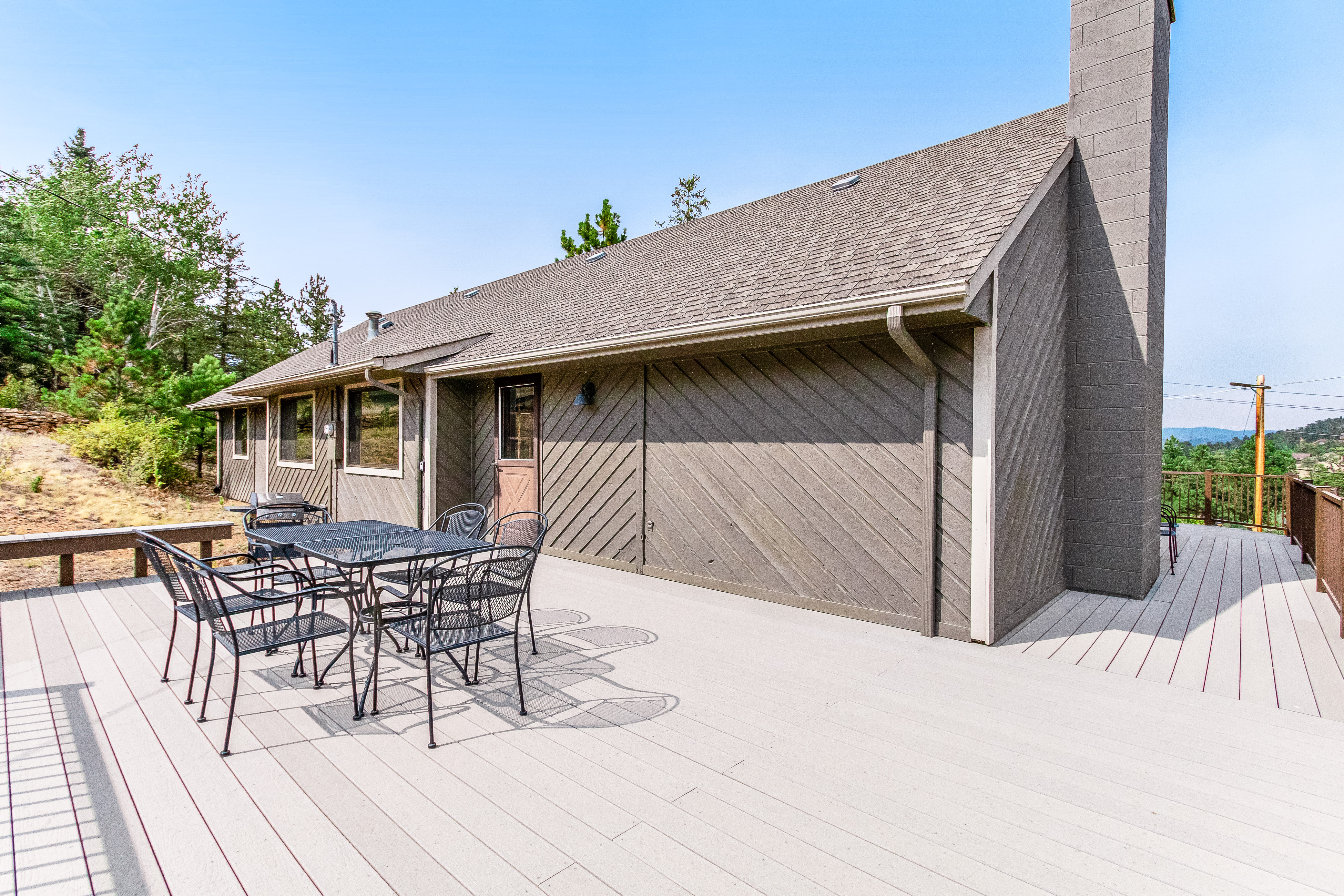 Spacious mountain home with WiFi, deck, and gorgeous views