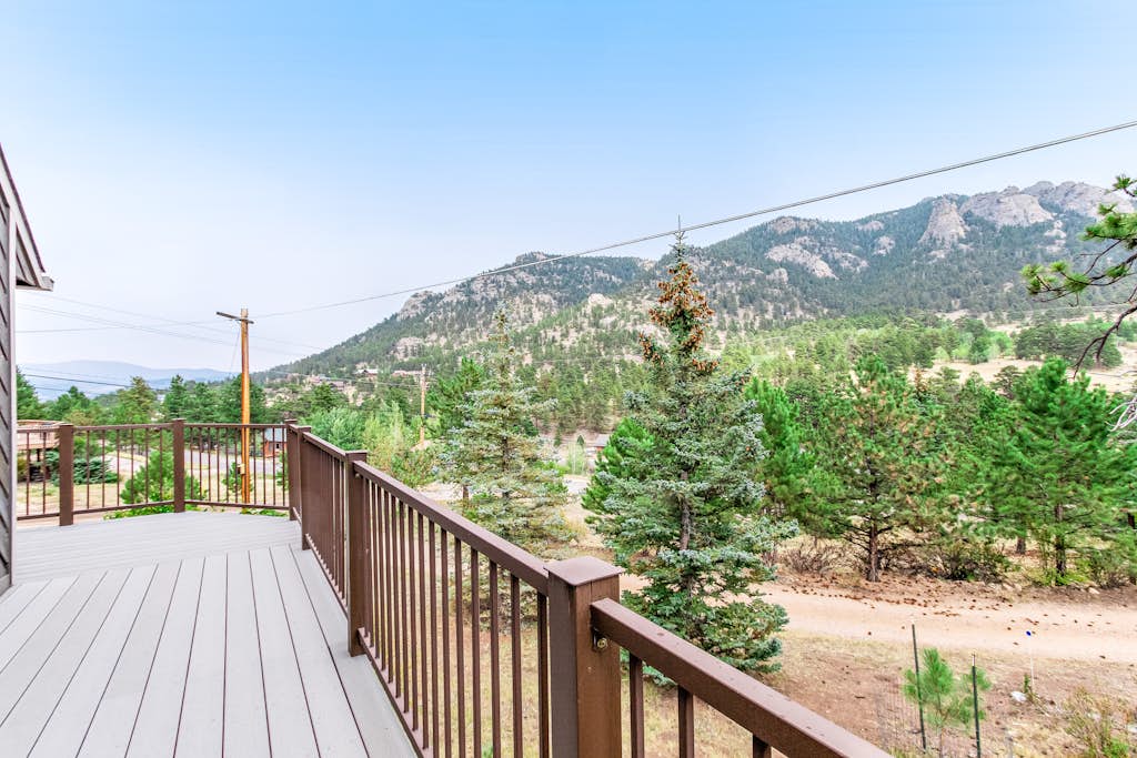 3BR with Epic Mountain Views and Huge Deck!