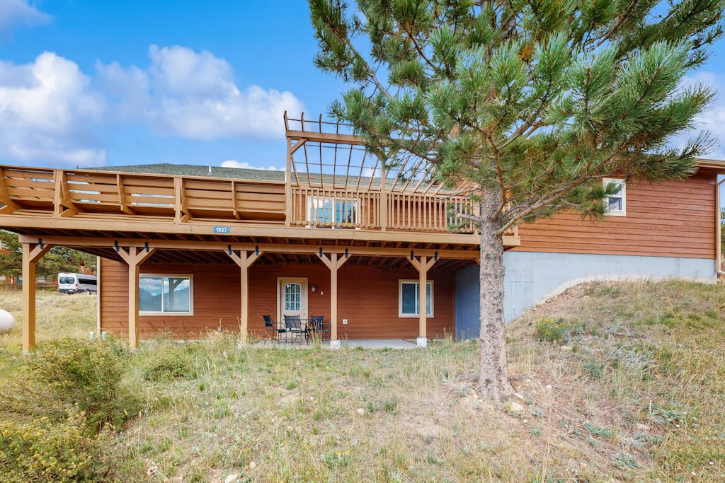 Conveniently located home w/ full kitchen, w/d, deck & mountain views