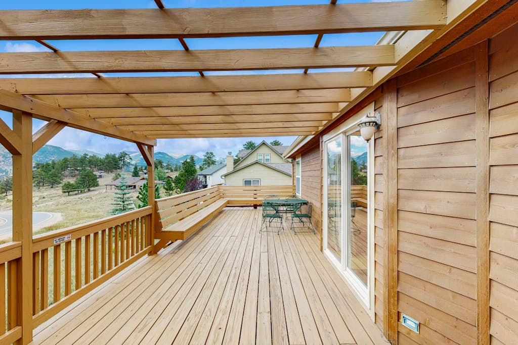 Conveniently located home w/ full kitchen, w/d, deck & mountain views