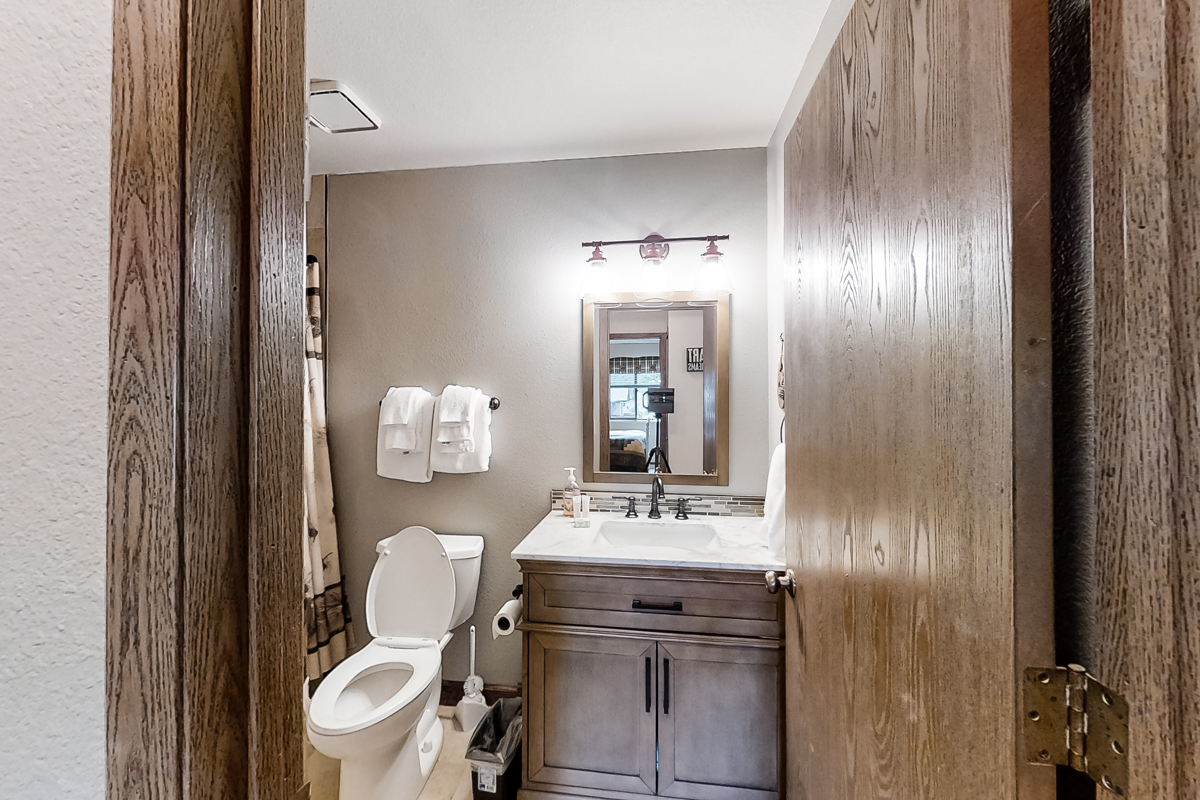 Conveniently located mountain condo with balcony, wildlife views, & golf course