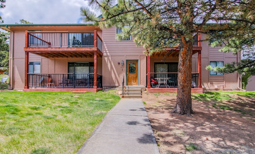 Conveniently located mountain condo with balcony, wildlife views, & golf course