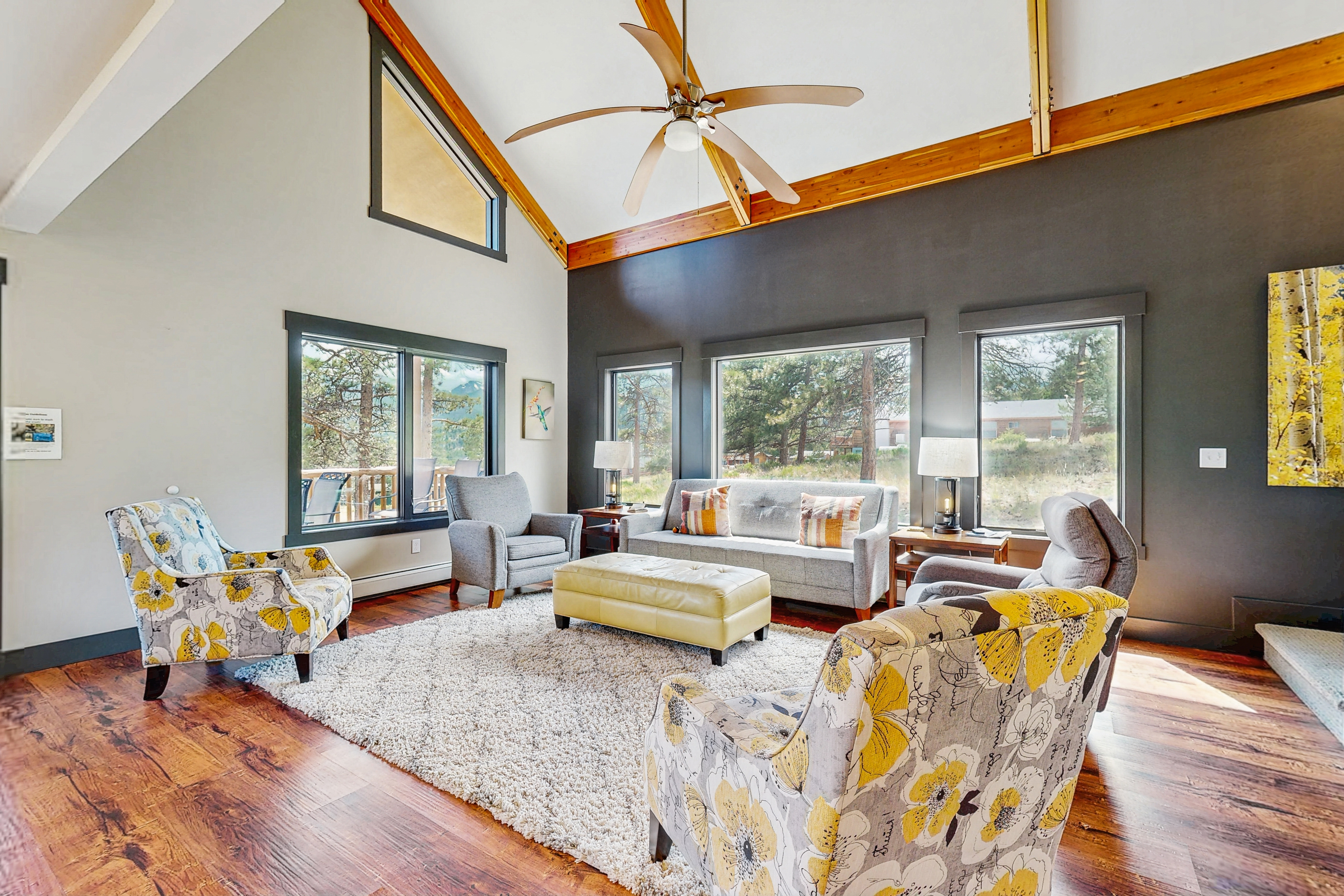 Modern cabin with mountain views, private yard & furnished deck - great location