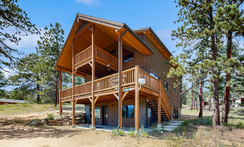 Modern cabin with mountain views, private yard & furnished deck - great location