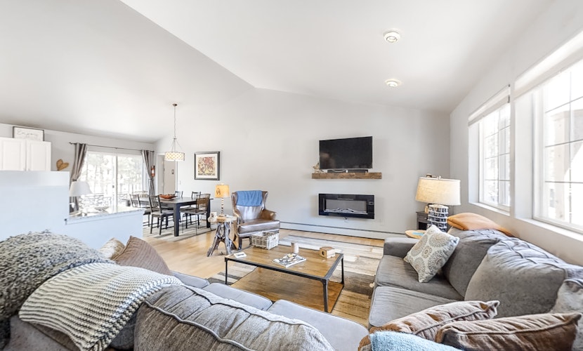 Cozy home in peaceful neighborhood with hammock & patio - one mile from downtown