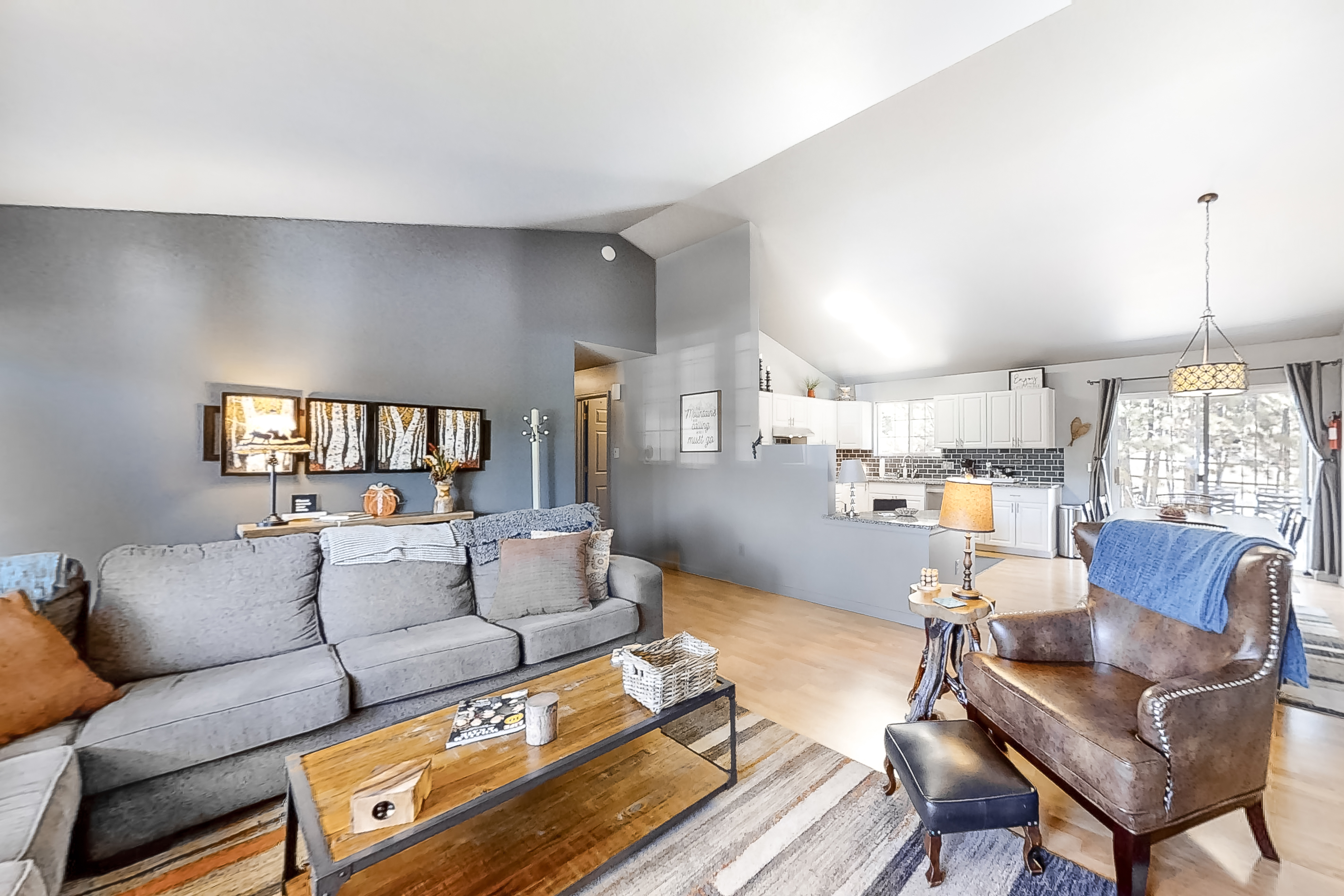 Cozy home in peaceful neighborhood with hammock & patio - one mile from downtown