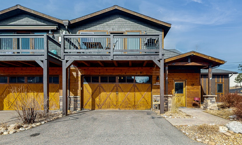 Cozy mountain townhome with deck, jetted tub, and gas fireplace