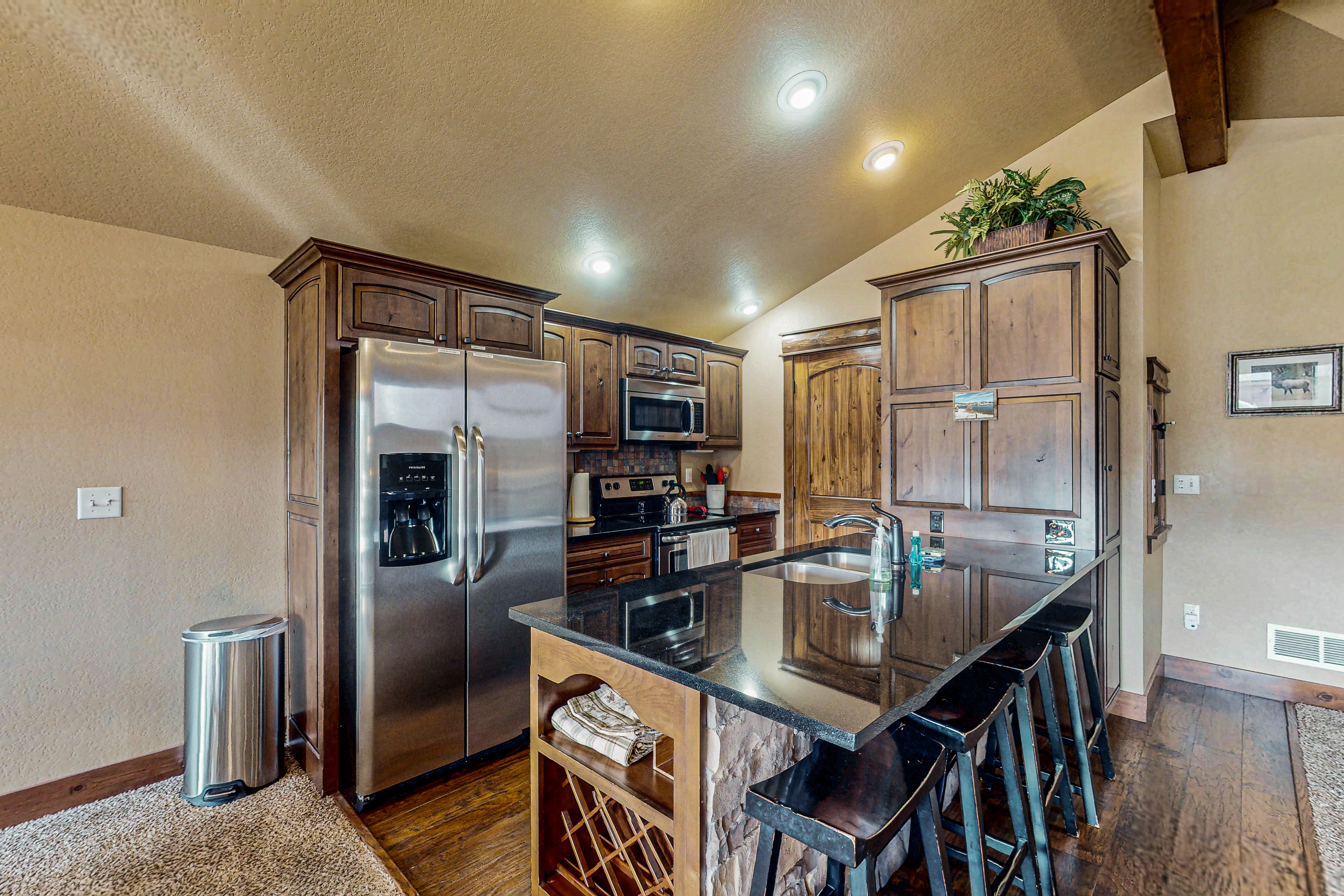 Cozy mountain townhome with deck, jetted tub, and gas fireplace