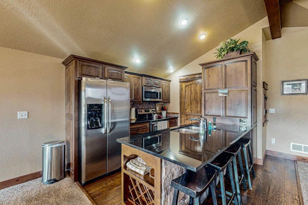 Cozy mountain townhome with deck, jetted tub, and gas fireplace