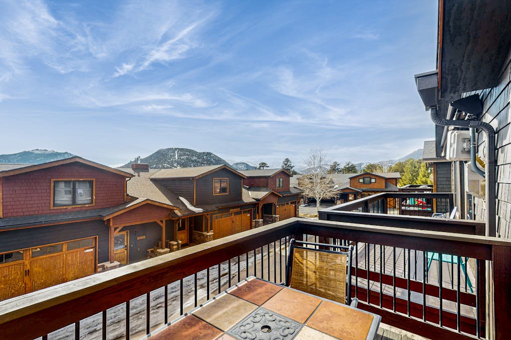 Cozy mountain townhome with deck, jetted tub, and gas fireplace