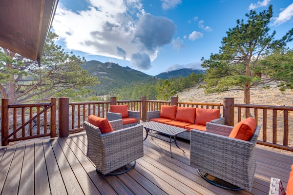 Mountain getaway with separate bunkhouse, deck, & trail access