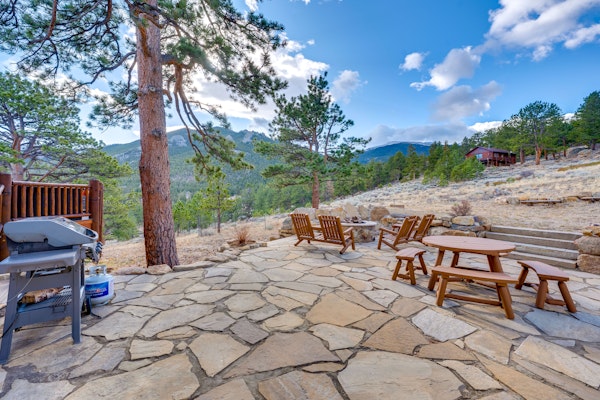 Mountain getaway with separate bunkhouse, deck, & trail access