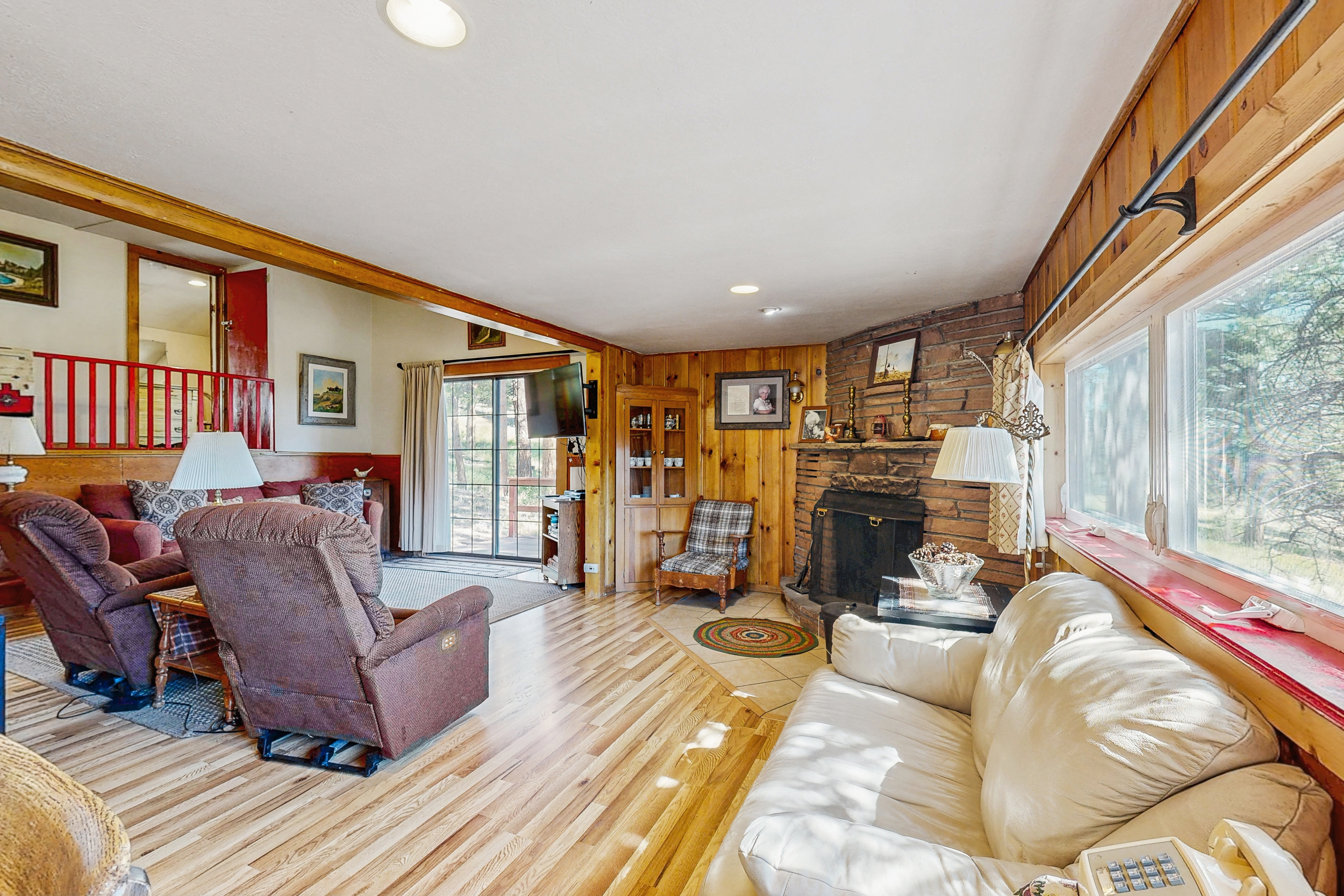 Cozy cabin on 4 acres with kitchen & furnished deck, lake views
