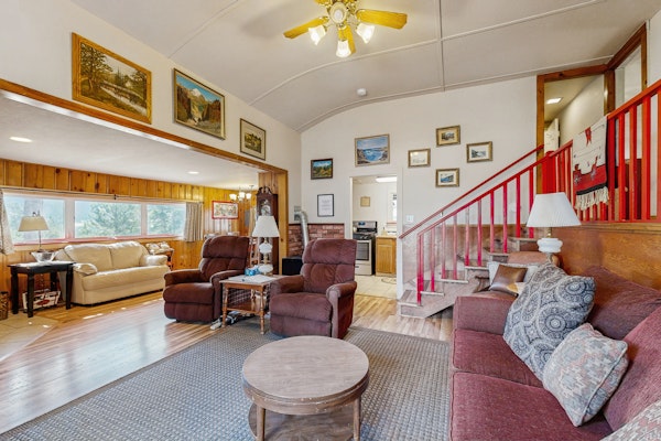 Cozy cabin on 4 acres with kitchen & furnished deck, lake views