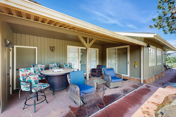 Comfortable cottage with WiFi, washer/dryer - golf & mountain views