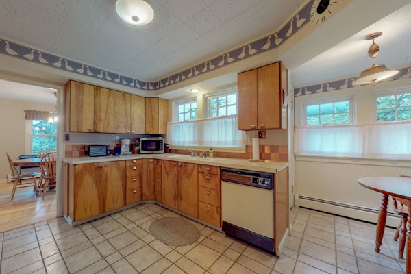 Secluded vacation home with lake & mountain views - walk to downtown