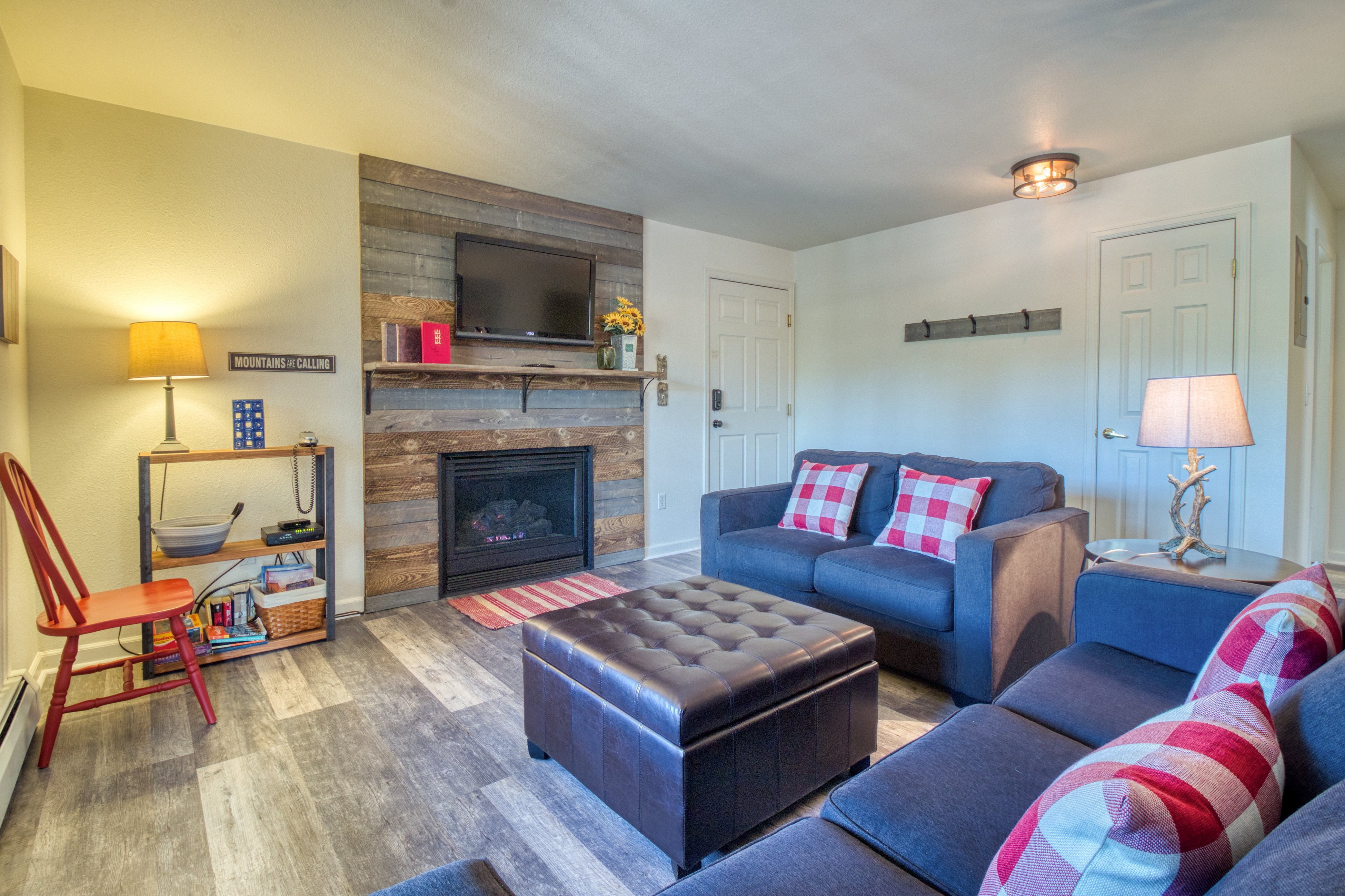 Relaxing condo in Estes Park w/ a full kitchen, gas fireplace, & furnished deck