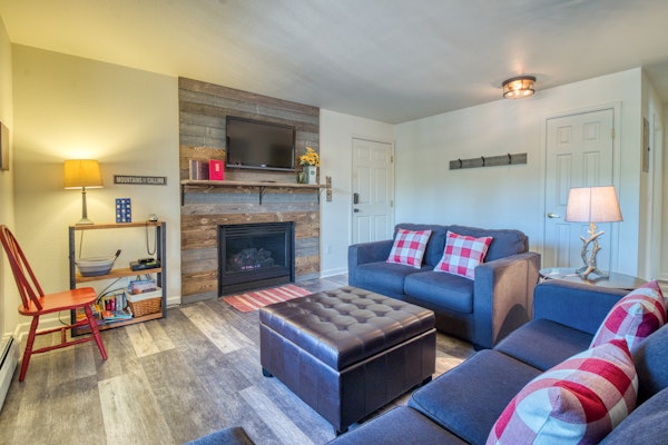 Relaxing condo in Estes Park w/ a full kitchen, gas fireplace, & furnished deck