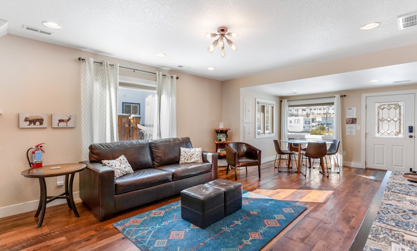 Remodeled, dog-friendly cabin in heart of downtown with patio - walk everywhere