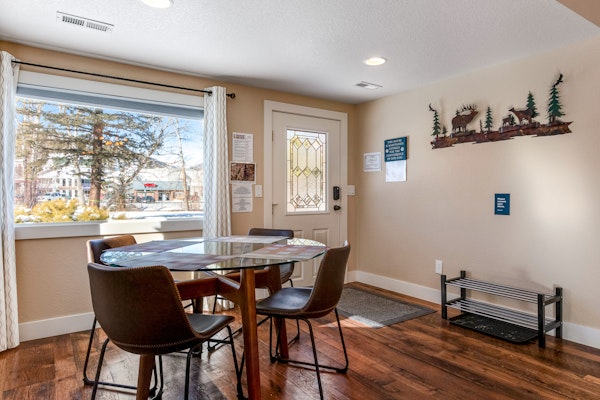 Remodeled, dog-friendly cabin in heart of downtown with patio - walk everywhere